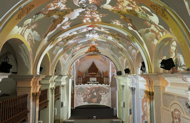 KV2 ayuda a sumergir a los visitantes en una nueva experiencia sensorial en la Iglesia de San Miguel de Cuenca